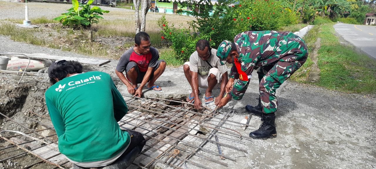 Kepedulian Tampak, Anggota Kodim Mimika Bantu Warga Perbaiki Jembatan