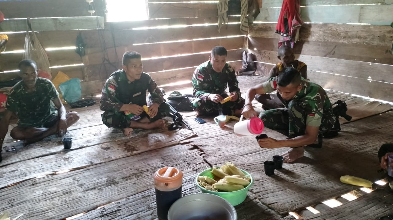 Satgas Pamtas Yonif 126/KC Jaga Silaturahmi dengan Warga Perbatasan
