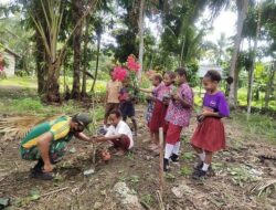 Satgas Yonif MR 413 Kostrad Ajarkan Siswa Perbatasan Tanam Bunga untuk Bangun Karakter Sejak Dini