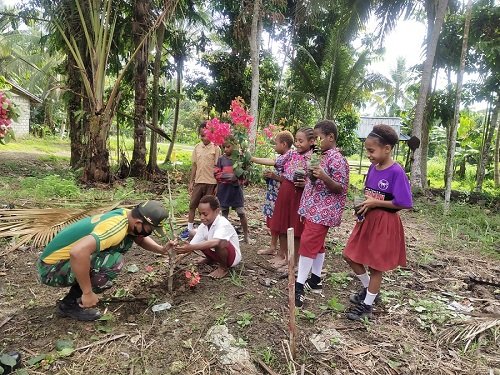 Satgas Yonif MR 413 Kostrad Ajarkan Siswa Perbatasan Tanam Bunga untuk Bangun Karakter Sejak Dini