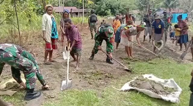 Satgas Yonif 126/KC Bersama Warga Perbatasan Papua Bersihkan Lingkungan