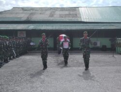 Kasdim 1710/Mimika Pimpin Upacara Pelepasan Dua Jenazah Prajurit TNI Gugur di Papua