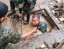 Satgas Subsektor 15 Citarum Harum dan LSM Gober Bersihkan Selokan