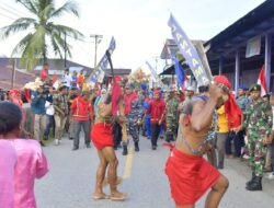 Danlantamal IX Disambut Tarian Cakalele Saat Kunjungan di Tehoru