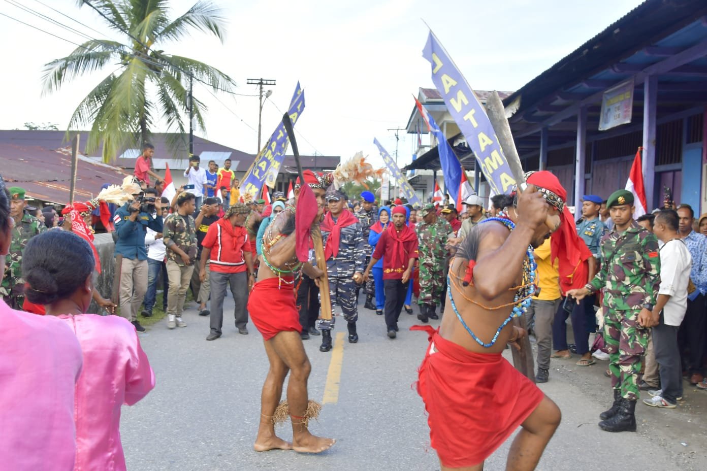 Danlantamal IX Disambut Tarian Cakalele Saat Kunjungan di Tehoru