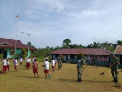 Satgas Yonif 126/KC Ajak Siswa SD Bersihkan Sekolah, Tanamkan Cinta Lingkungan Sejak Dini