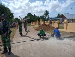Prajurit Pamtas Yonif 125 Gotong Royong Pasang Pipa Air Bersih di Kampung Kuler