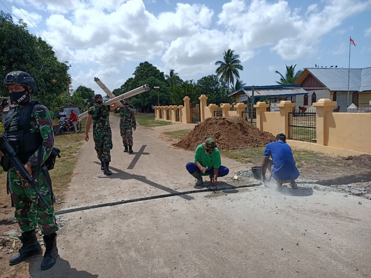 Prajurit Pamtas Yonif 125 Gotong Royong Pasang Pipa Air Bersih di Kampung Kuler