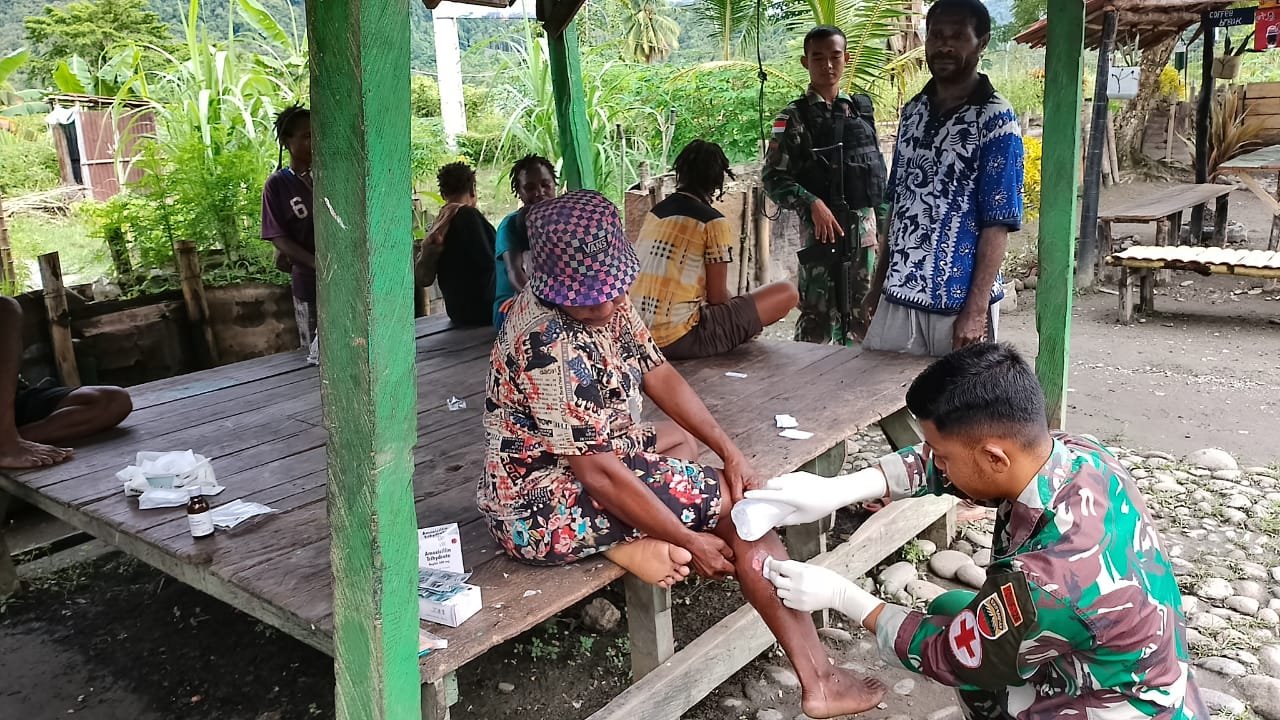 Satgas Yonif 126/KC Keliling Kampung Perbatasan Papua Berikan Pengobatan Gratis