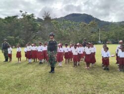 Prajurit Yonif Raider 142/KJ Latih Upacara Bendera di SDN Kelila
