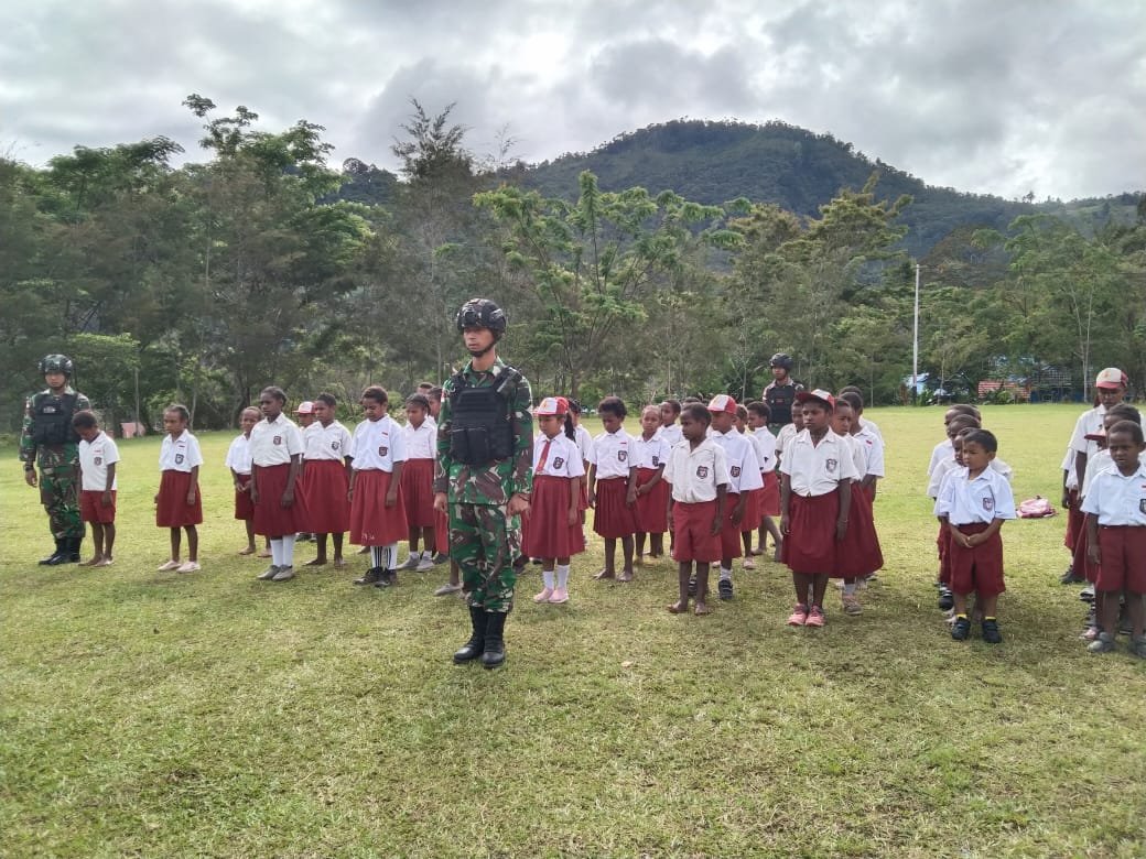 Prajurit Yonif Raider 142/KJ Latih Upacara Bendera di SDN Kelila