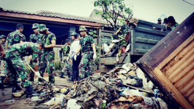 500 Prajurit TNI Bersihkan Sampah Sisa Banjir Cibitung