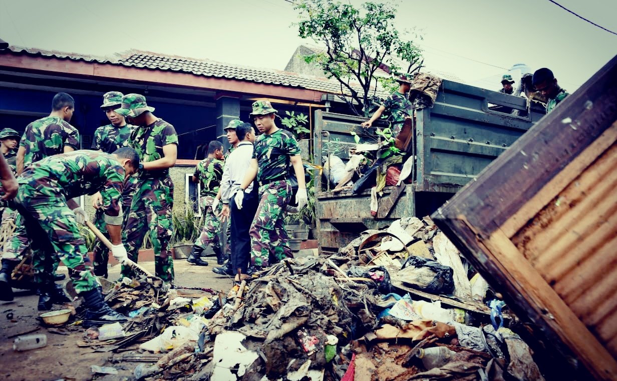 500 Prajurit TNI Bersihkan Sampah Sisa Banjir Cibitung