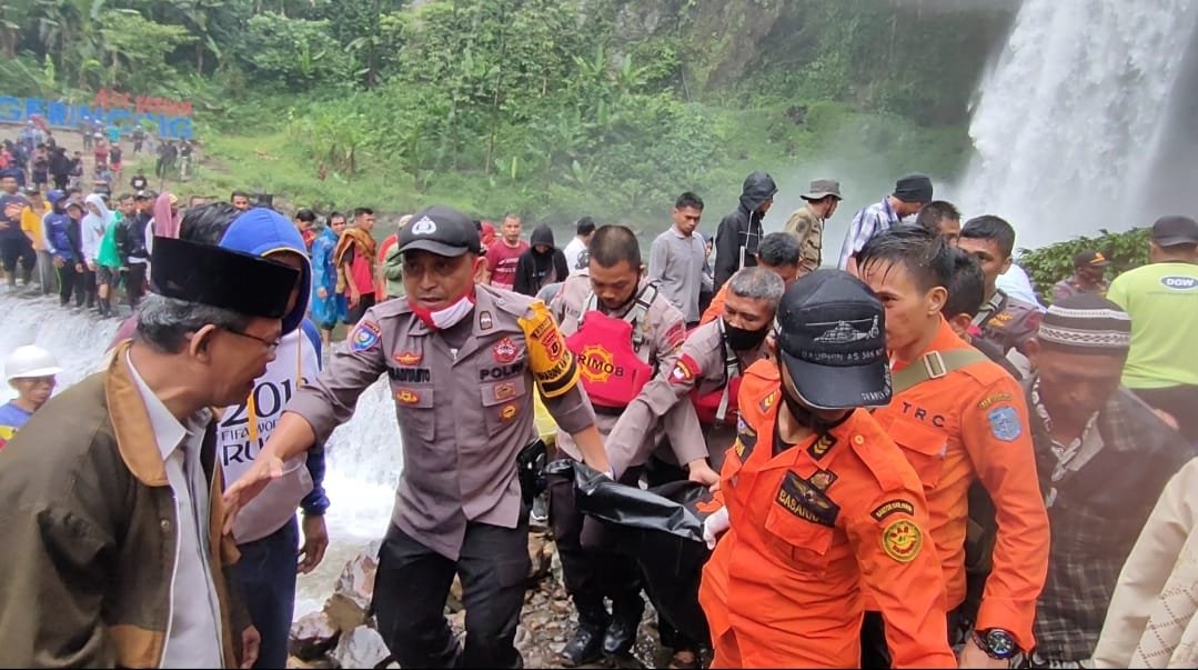 Korban Tenggelam di Air Terjun Sigerincing Berhasil Ditemukan Tim SAR Gabungan Brimob Jambi