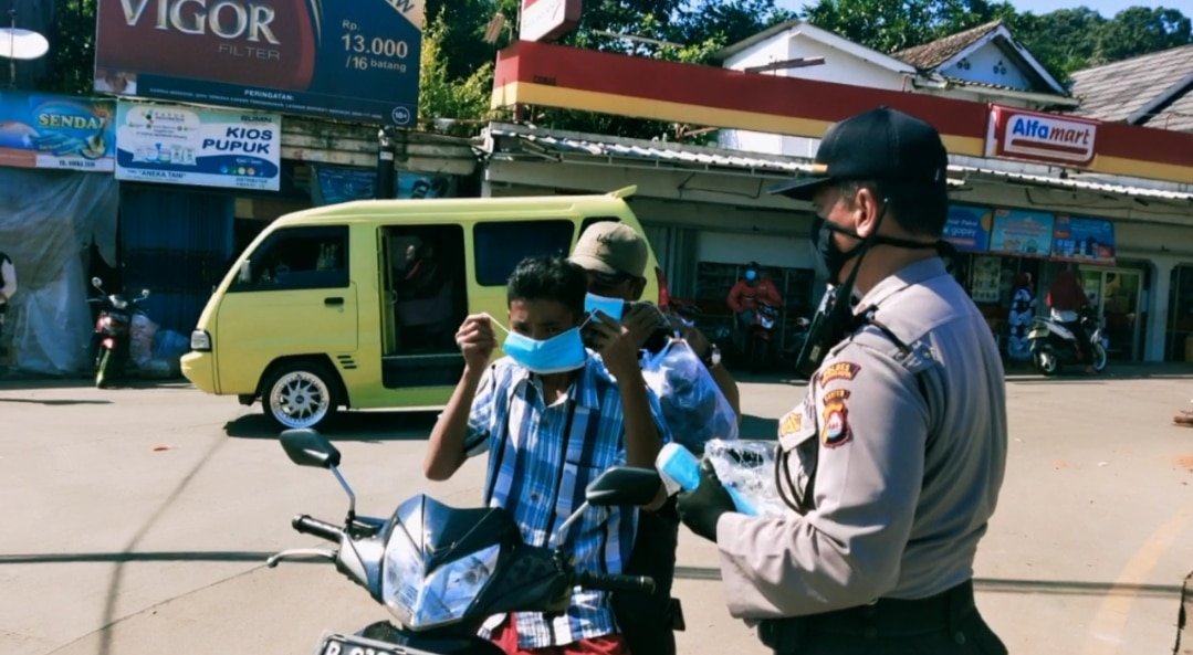 Aksi Sosial Polsek Ciomas di Tengah Covid-19: Ribuan Masker dan Susu Dibagikan