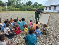 Satgas Pamtas Yonif Raiderr 142/KJ Kenalkan Angka dan Huruf untuk Generasi Sejak Dini