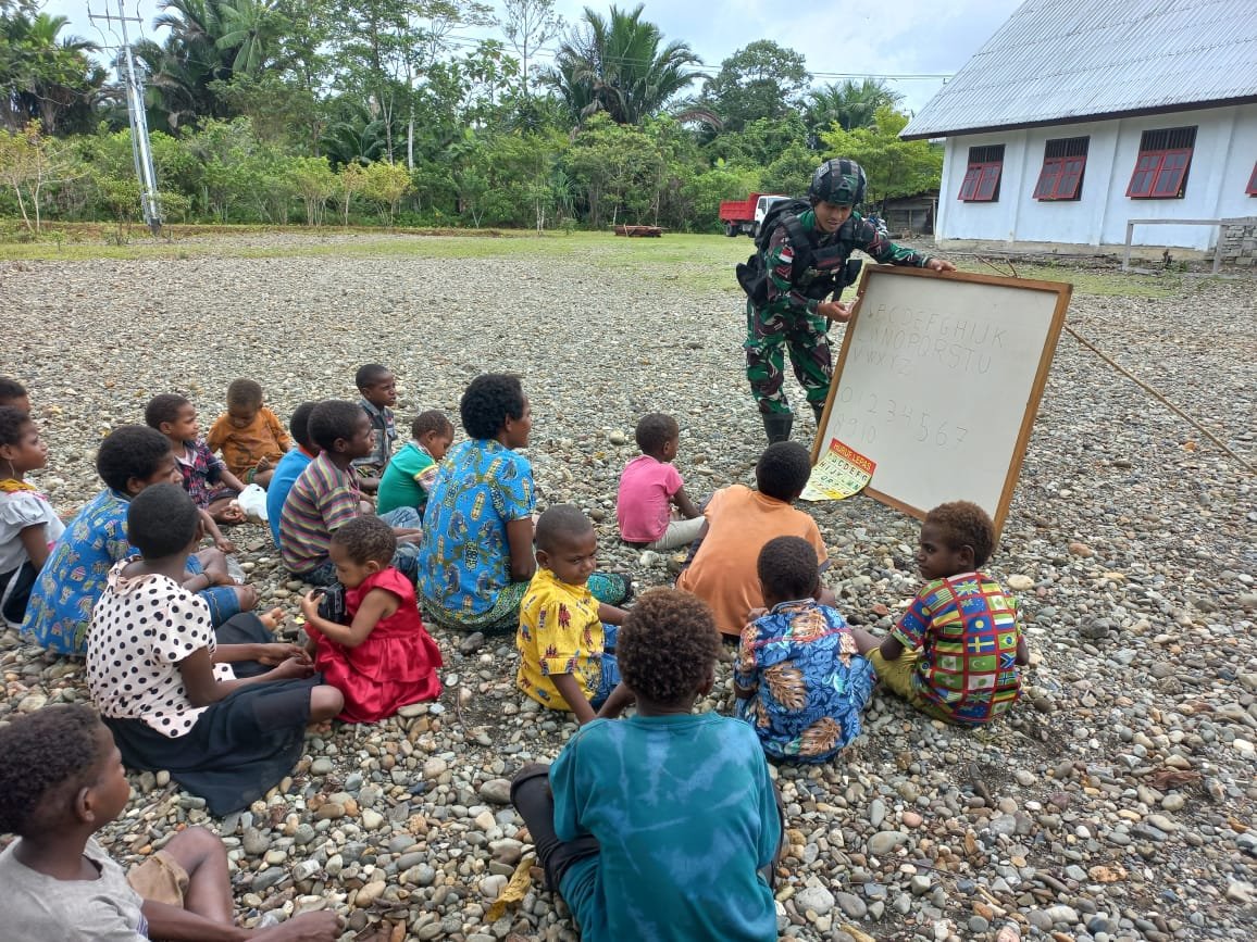 Satgas Pamtas Yonif Raiderr 142/KJ Kenalkan Angka dan Huruf untuk Generasi Sejak Dini
