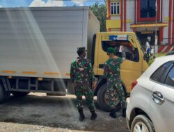 Personel Yonif 642/Kapuas Bersihkan Area Sekitar Pasar Sentral Sanggau