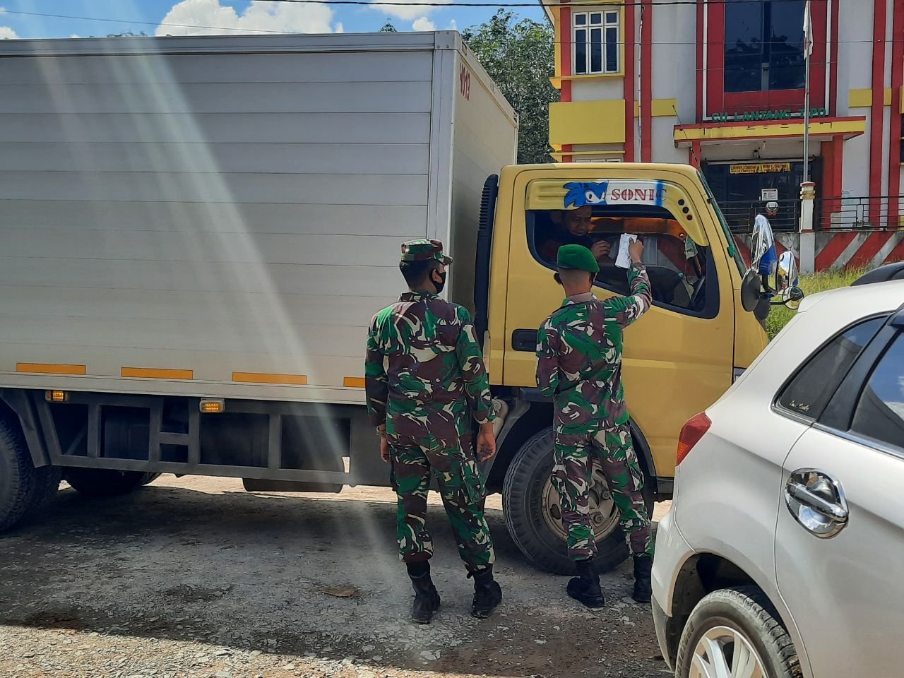 Personel Yonif 642/Kapuas Bersihkan Area Sekitar Pasar Sentral Sanggau