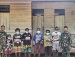 Satgas Yonif 125/Simbisa Bagikan Pakaian Layak Pakai saat Sambangi Warga