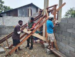 Babinsa Koramil 1710-07/Mapurujaya Lestarikan Gotong Royong Lewat Rehab Balai Kampung
