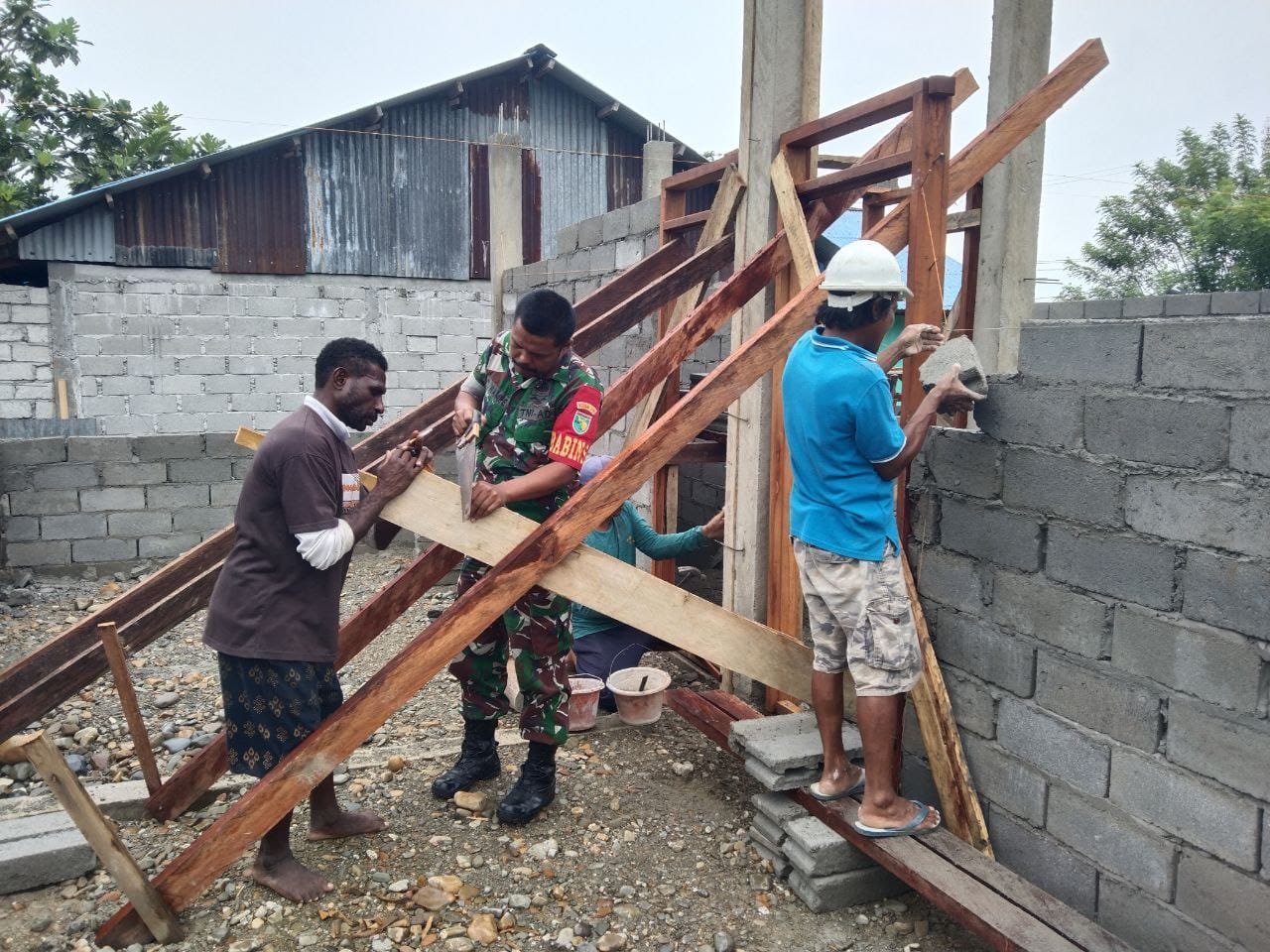 Babinsa Koramil 1710-07/Mapurujaya Lestarikan Gotong Royong Lewat Rehab Balai Kampung