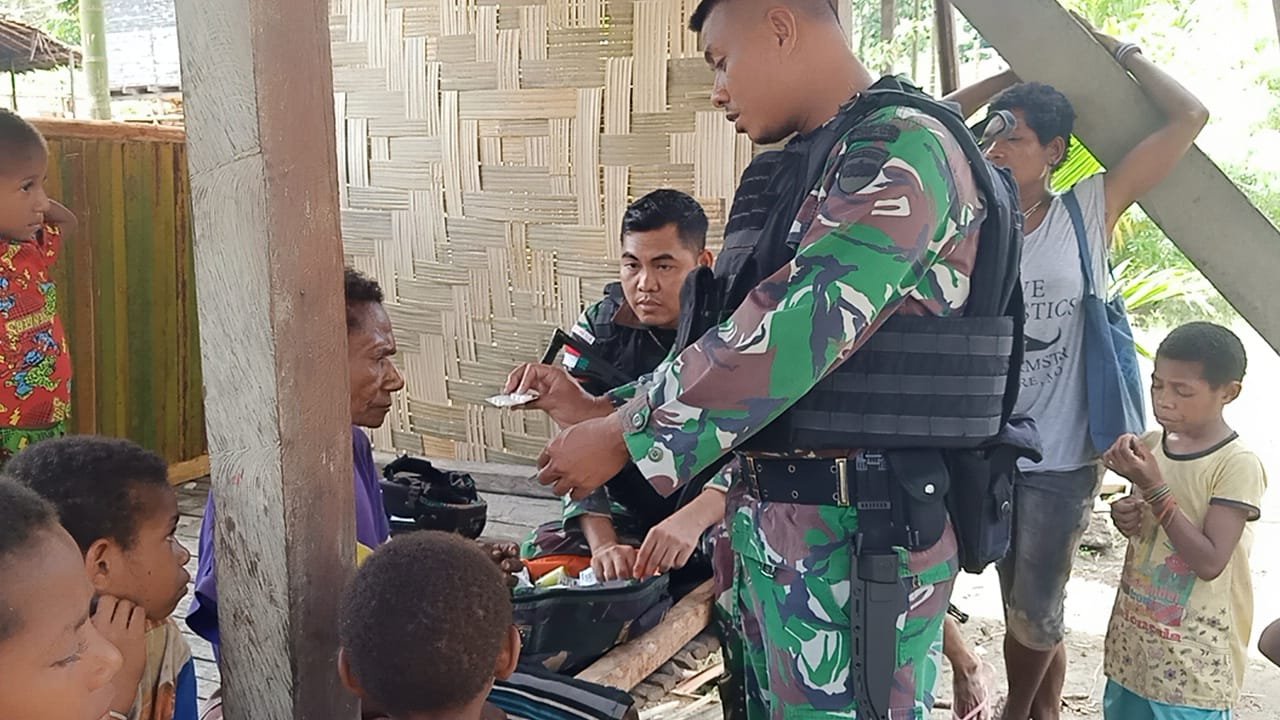 Satgas Yonif 126/KC Keliling Kampung Jaga Tong Pu Kesehatan Warga