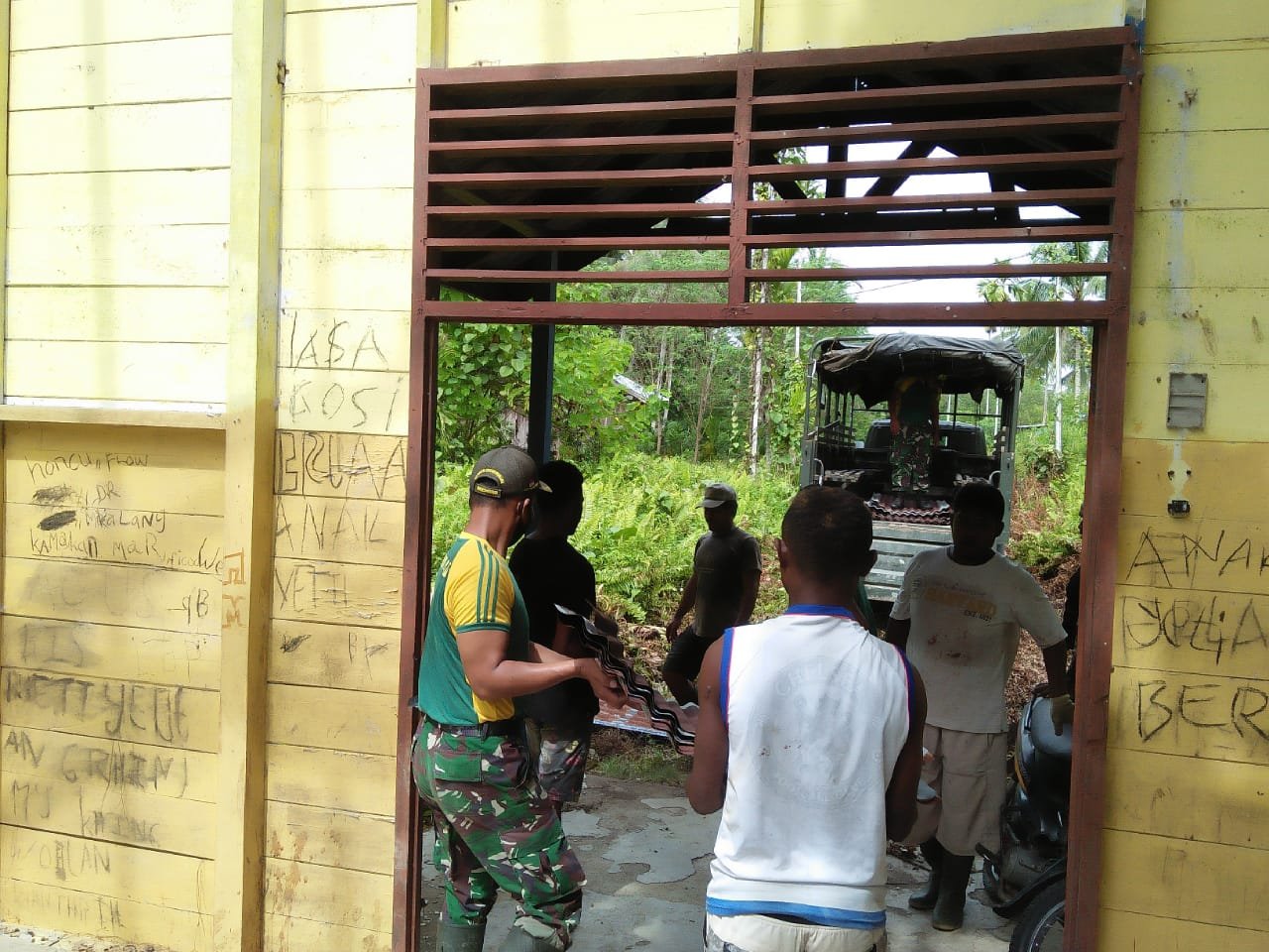 Satgas TNI Yonif 413 Kostrad dan Masyarakat Papua Bongkar Gereja Lama dalam Karya Bhakti