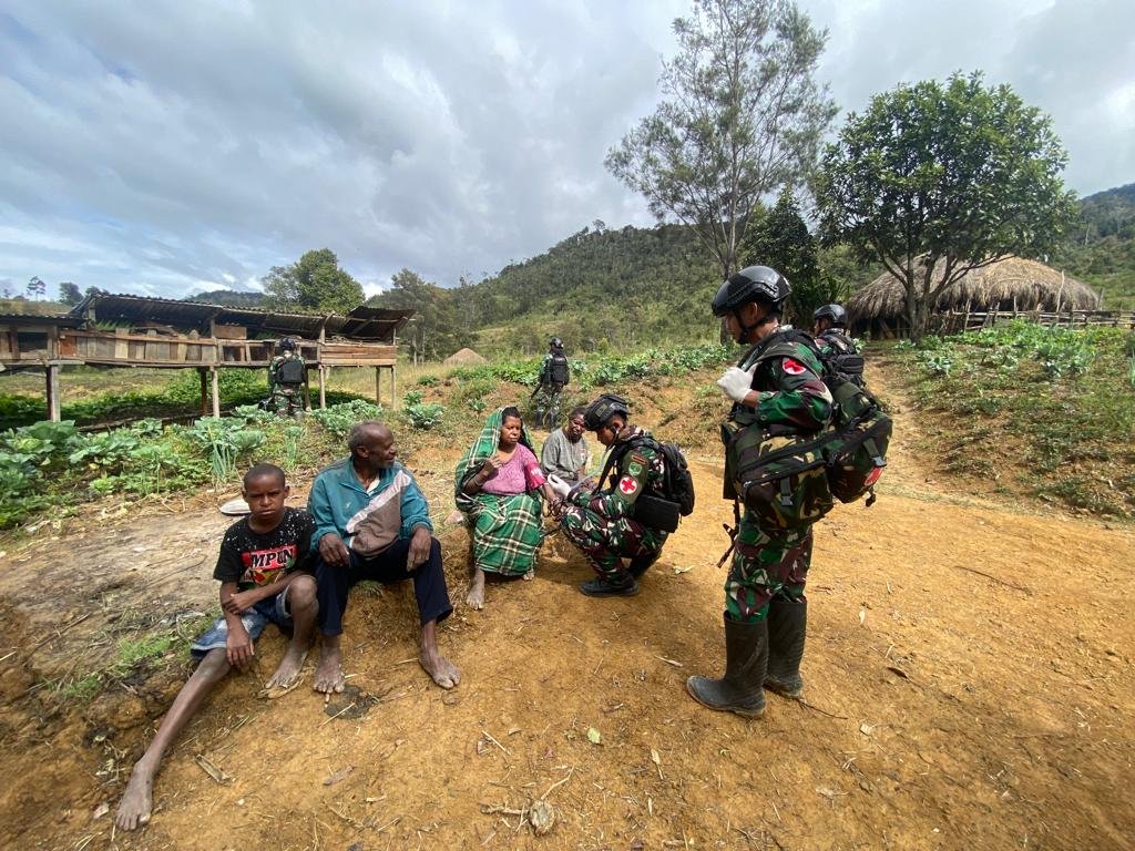 Yonif Mekanis 203/AK Keliling Kampung Layani Kesehatan Warga