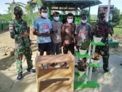 Satgas 413 Kostrad Ajarkan Warga Perbatasan Jadikan Potensi Alam Jadi Kerajinan Rumah Tangga