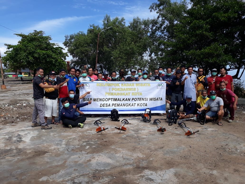 Koramil Pemangkat Gelar Karya Bakti di Pesisir untuk Dukung Potensi Wisata