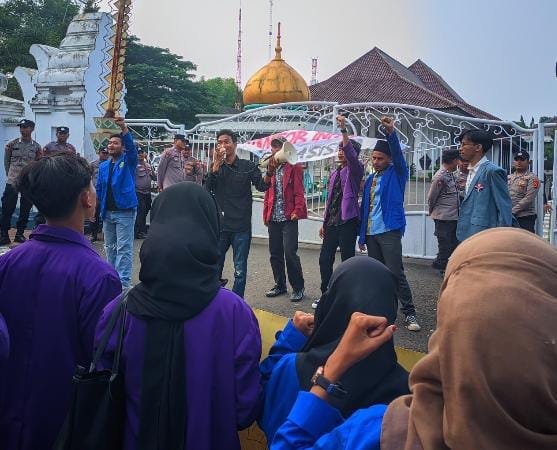Refleksi Hardiknas, Aliansi BEM Serang Raya Aksi di Depan Kantor Bupati