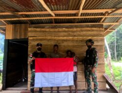 Yonif 126/KC Bagikan Bendera Merah Putih di Perbatasan Papua untuk HUT RI