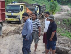 Warga Cikawung Cijati Hadang Truk Pasir karena Jalan Rusak Parah