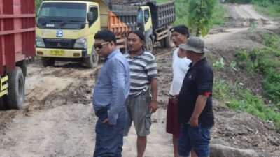 Warga Cikawung Cijati Hadang Truk Pasir karena Jalan Rusak Parah