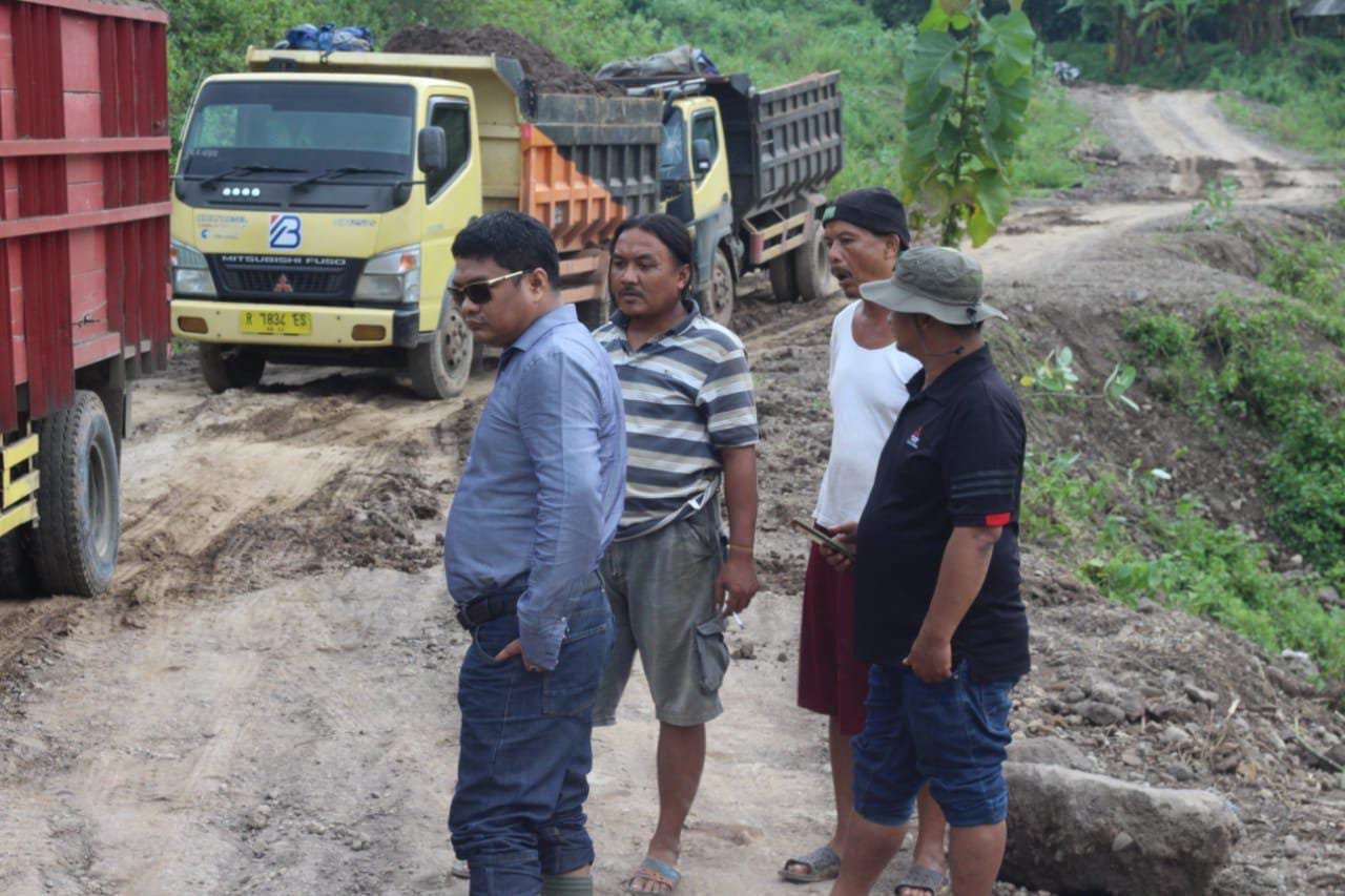 Warga Cikawung Cijati Hadang Truk Pasir karena Jalan Rusak Parah