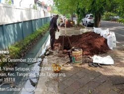 Tanah Galian Kabel Optik Menumpuk di Babakan Tangerang Ancam Sumbat Saluran Air
