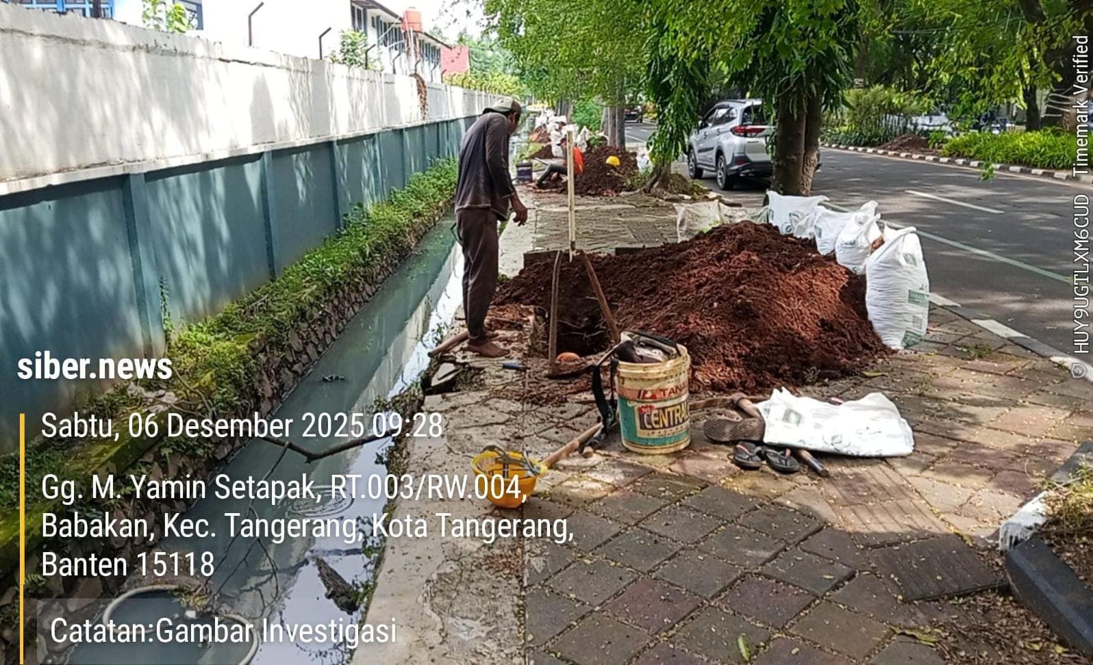 Tanah Galian Kabel Optik Menumpuk di Babakan Tangerang Ancam Sumbat Saluran Air