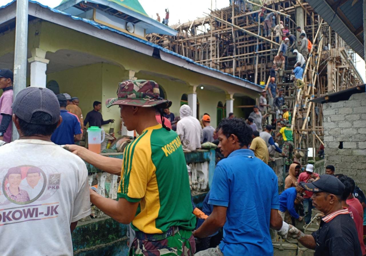 Satgas Yonarmed 1 Kostrad Turunkan Prajurit Bantu Percepat Pembangunan Masjid