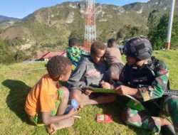 Satgas Yonif 203/AK Buktikan Keakraban Lewat Kegiatan Menggambar Bersama Anak Pegunungan Tengah Papua