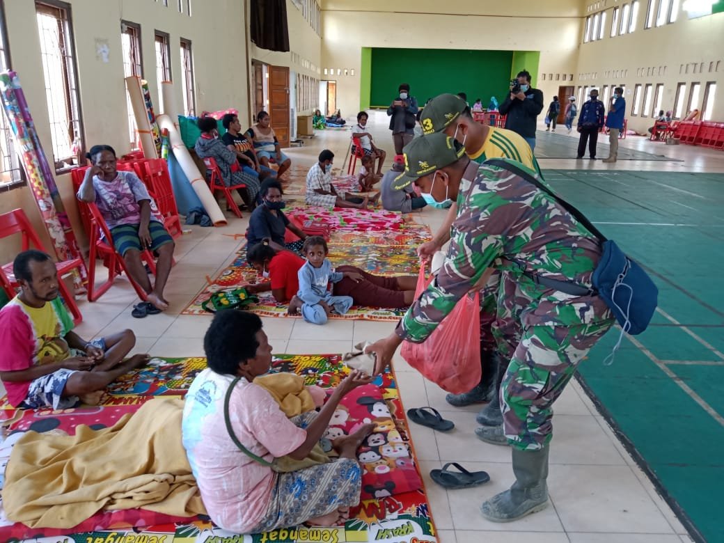 Banjir di Keerom, Satgas Yonif MR 413 Kostrad Buka Dapur Umum untuk Pengungsi