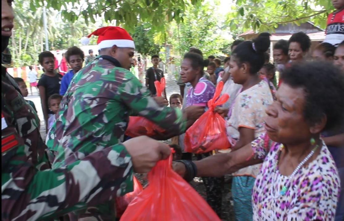 Yonif MR 413 Kostrad Bagikan 1250 Paket Sembako Natal di Perbatasan RI-PNG