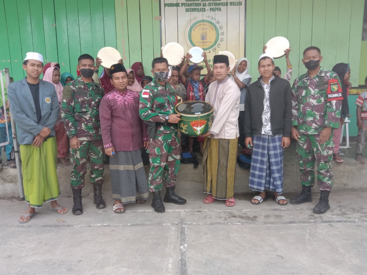 Yonif 751/VJS Tingkatkan Cinta Santri pada Musik Islami Lewat Bantuan Rebana