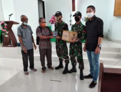 Satgas Pamtas Yonif 642/Kapuas Bagikan Alkitah saat Ibadah Bersama Warga