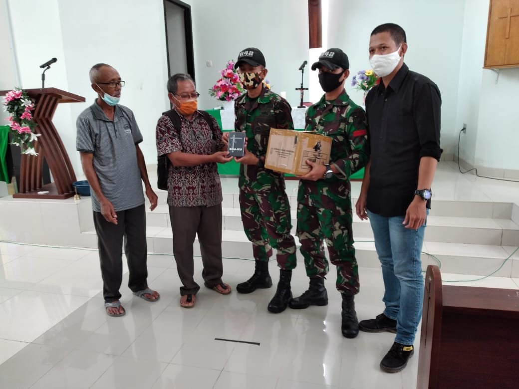 Satgas Pamtas Yonif 642/Kapuas Bagikan Alkitah saat Ibadah Bersama Warga