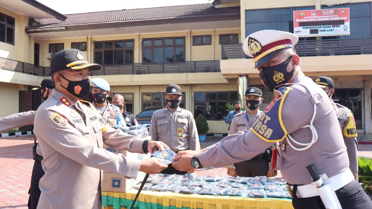 Kapolres Cilegon Serahkan Masker Secara Simbolis