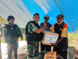 Satgas Pamtas Yonif 126/KC Bagikan Sembako dan Bingkisan di Kampung Pund Distrik Waris