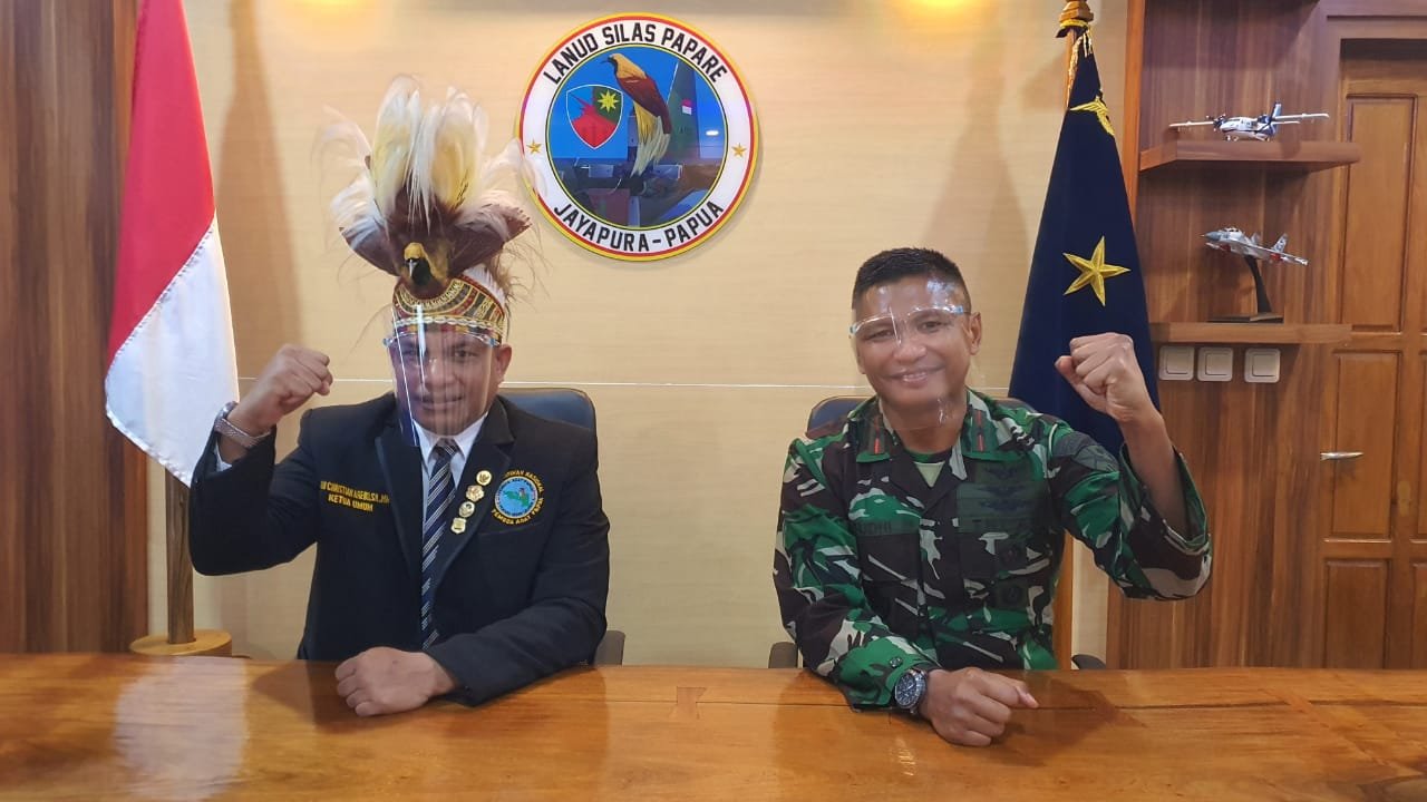 Hadiah Mars Pemuda Adat Papua dari Danlanud Silas Papare