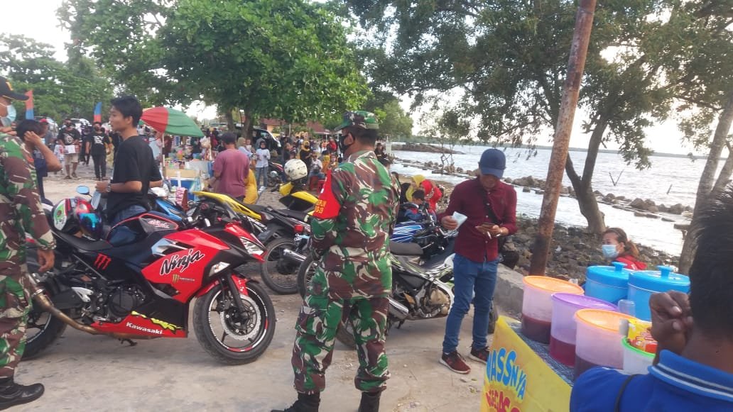 Koramil 05/Pemangkat Bagikan Masker Gratis di Pantai Sinam