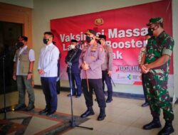 Kapolri Listyo Sigit Tinjau Vaksinasi Booster Massal di Depok